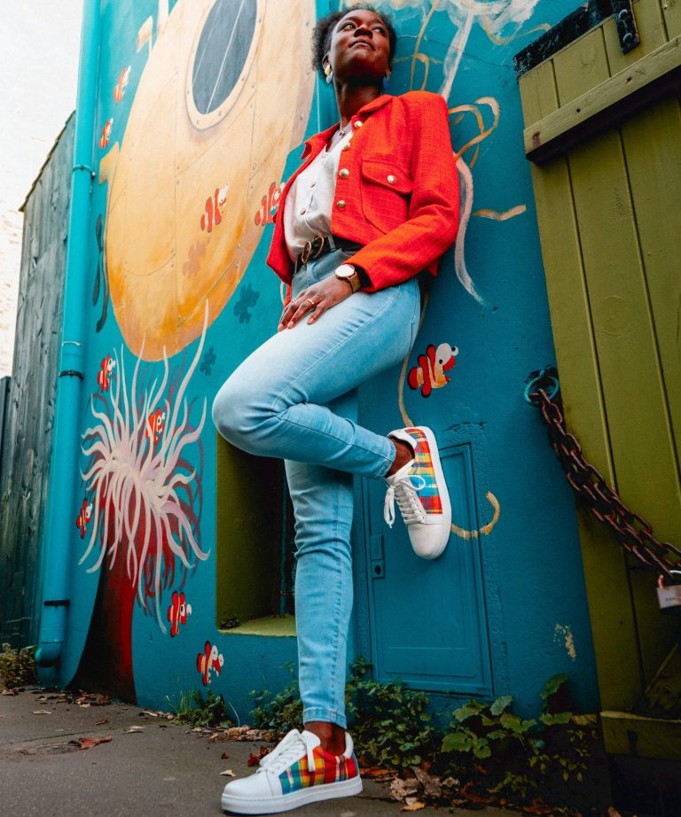 femme avec sneakers passiflore